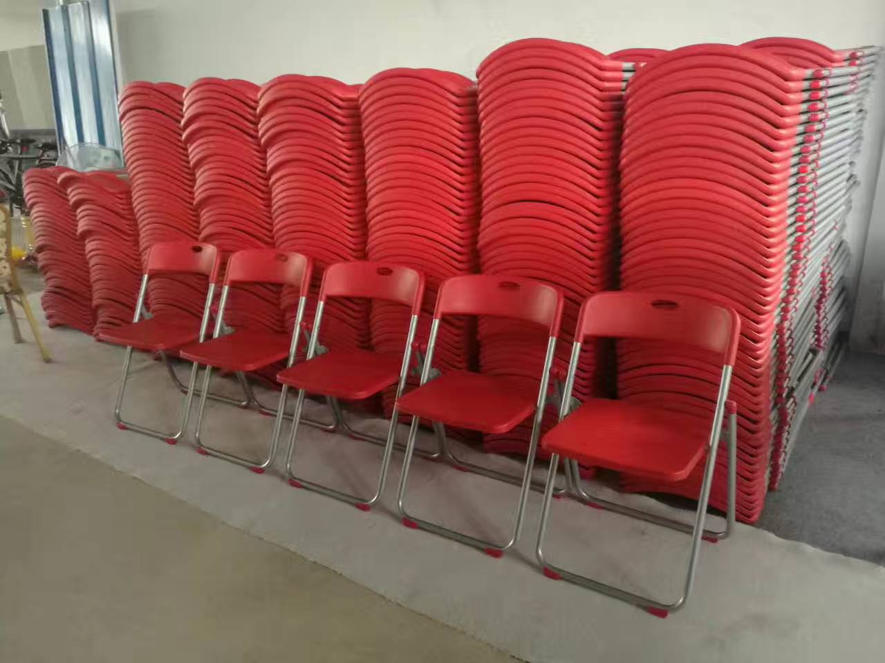 红色折叠椅